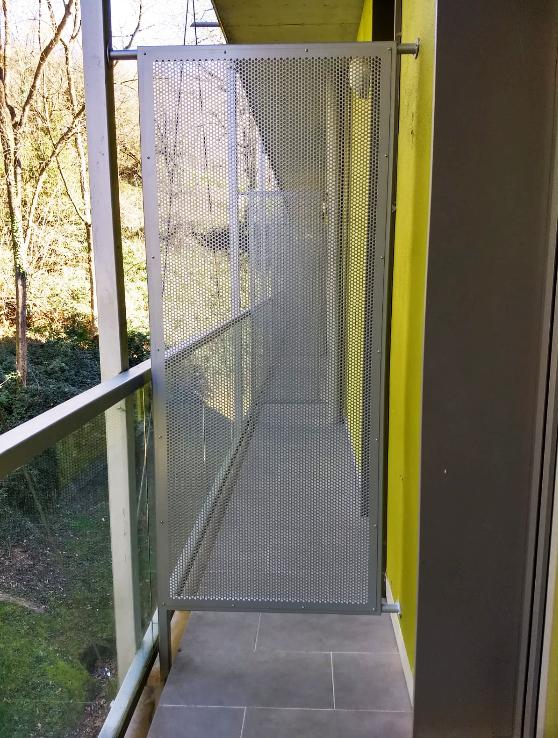 el albergue de uba de san sebastian, ubicado en ametzagaina, confia en los servicios de ibarkalde para la colocacion de los separadores metalicos en las terrazas