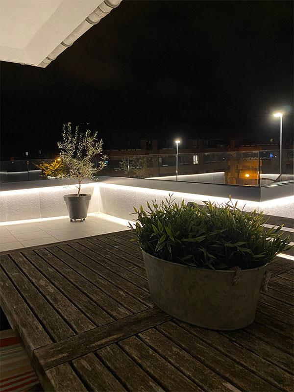 sistemas_de_barandillas_con_vidrio_y_led_sistema_sadev_aluminio_extrugado.jpg