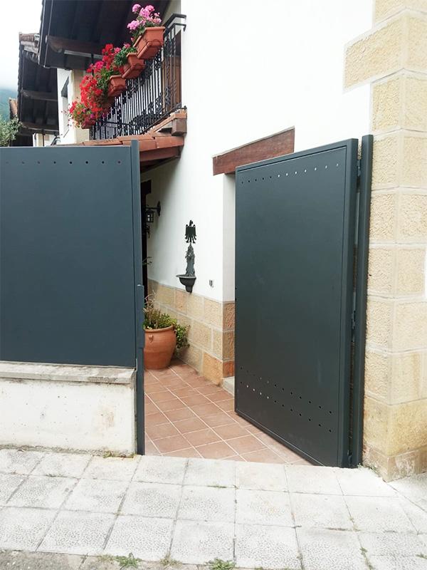 valado_de_ocultacion_de_chapa_lis_con_perforaciones_puerta_incluida_urdiain_navarra.jpg