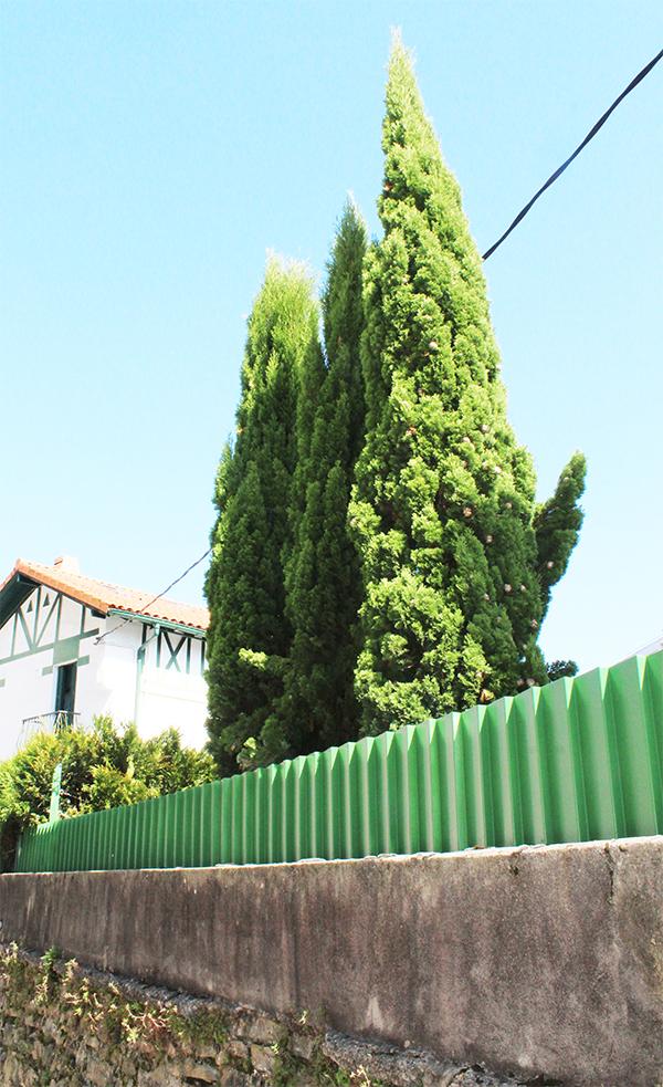 vallado_lamas_color_verde_sobre_murete.jpg