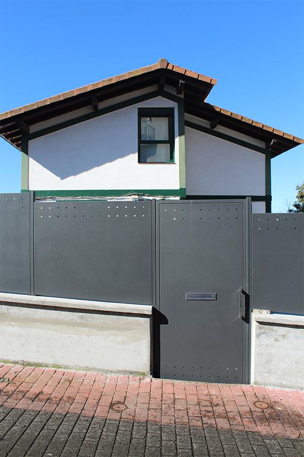 vallados_elegantes_con_puerta_peatonal_en_donostia_san_sebastian.jpg