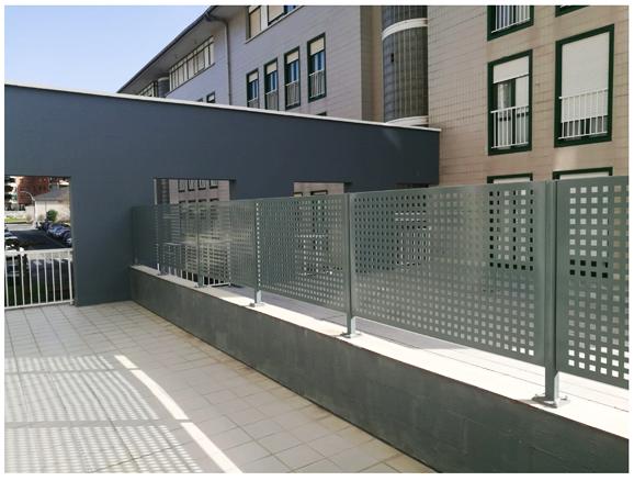 vallados_metalicos_en_san_sebastian_donostia_con_agujeros_cuadrados_pequenos.jpg
