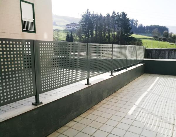 vallas_metalicas_con_agujeros_semiocultacion_para_separar_espacios.jpg