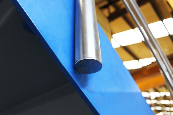 zanca_lateral_en_azul_y_baandilla_inox.jpg