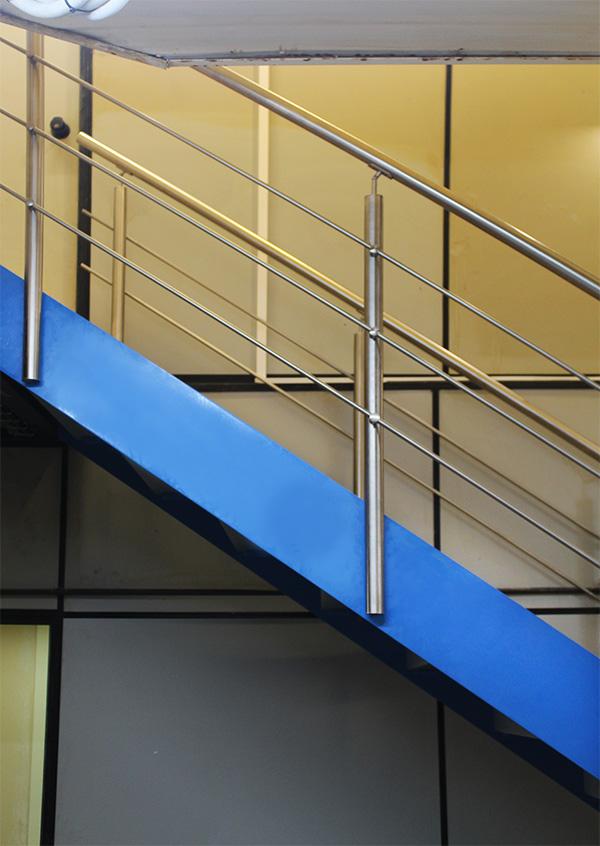 zanca_lateral_en_ral_azul_de_hierro_en_mungia.jpg