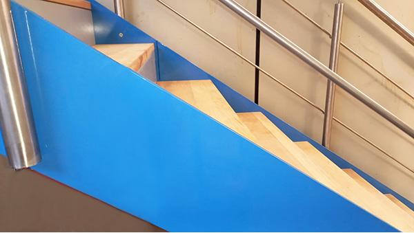 zanca_lateral_lisa_de_acero_en_color_azul_escalera_mungia.jpg