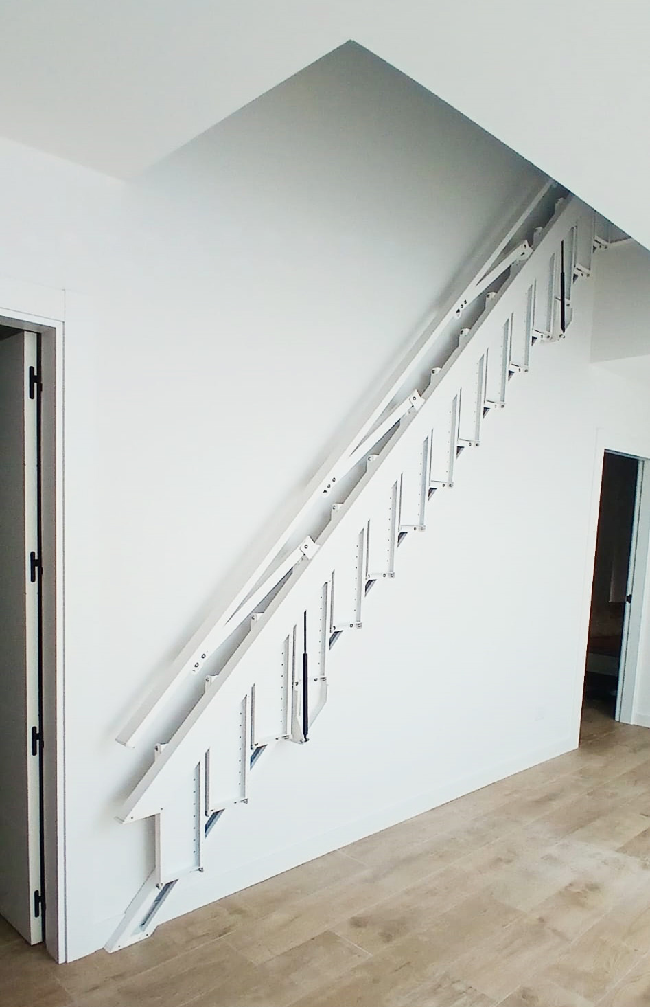buscas una escalera articulada para un espacio reducido. cuenta con ibarkalde. somos fabricantes y montadores