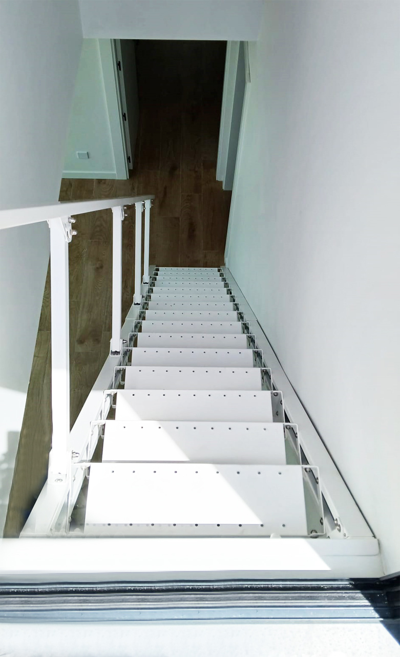 buscas empresas fabricantes de escaleras articuladas que puedas poner en lugares con poco espacio