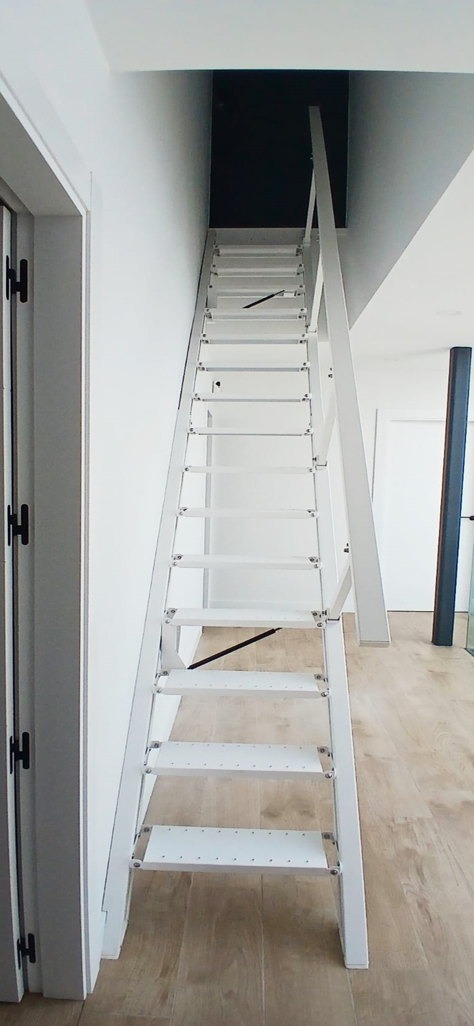 ibarkalde, empresa fabricante y montadora de escaleras articuladas en espacios reducidos. seguras y con barandilla