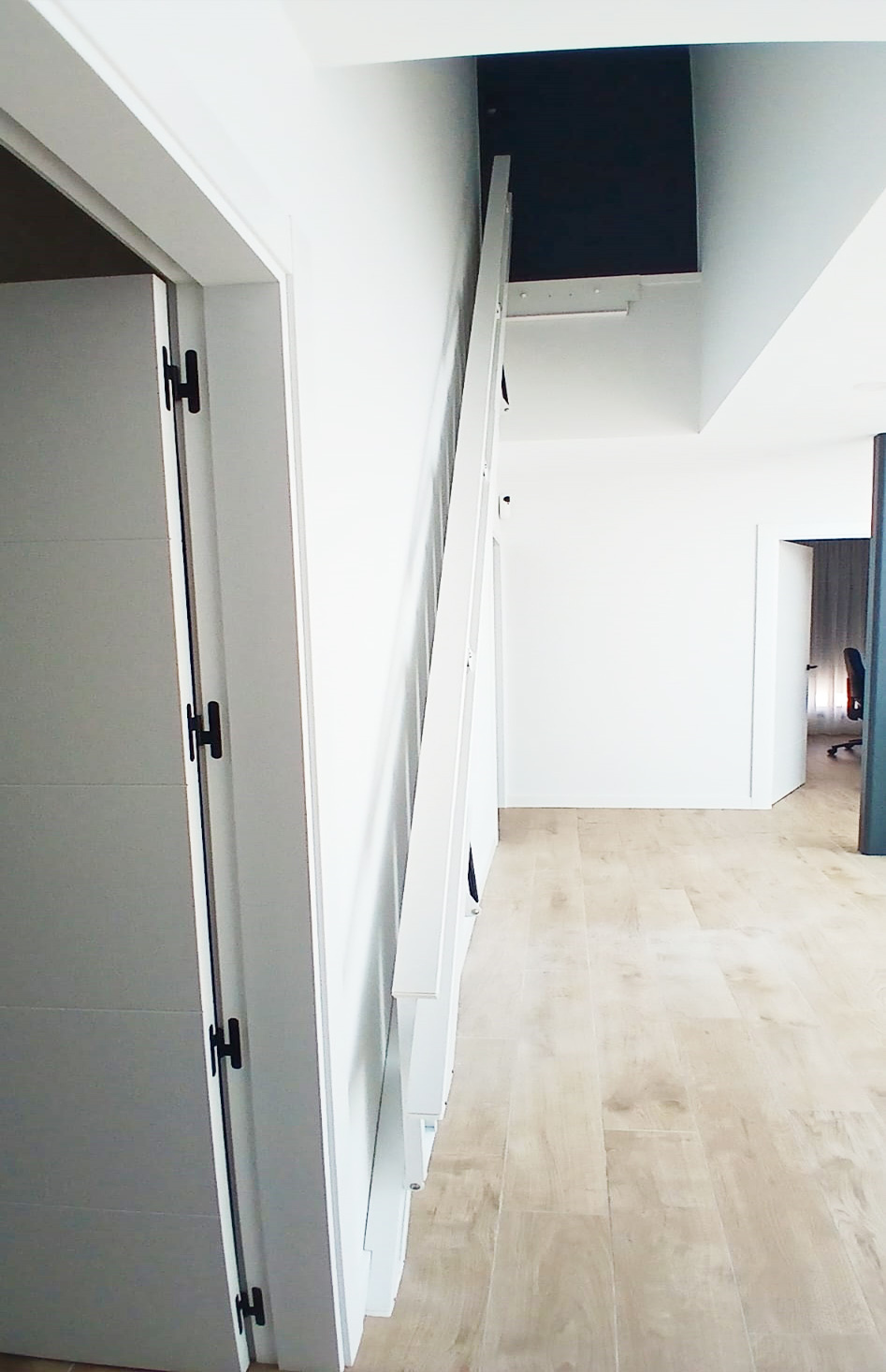 las escaleras articuladas de Ibarkalde ocupan muy poco espacio cuando están recogidas en la pared.