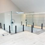 buscas una fijacion pinza poste o soporte para instalar tu barandilla de cristal en madrid. prueba el sistema ibarkalde con una buena altura para adaptarse a la normativa