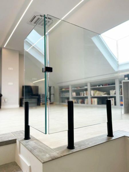 Si buscas un herraje para colocación de barandilla de cristal que sea alto la solucion de Ibarkalde es la mejor en calidad y precio. pide presupuesto