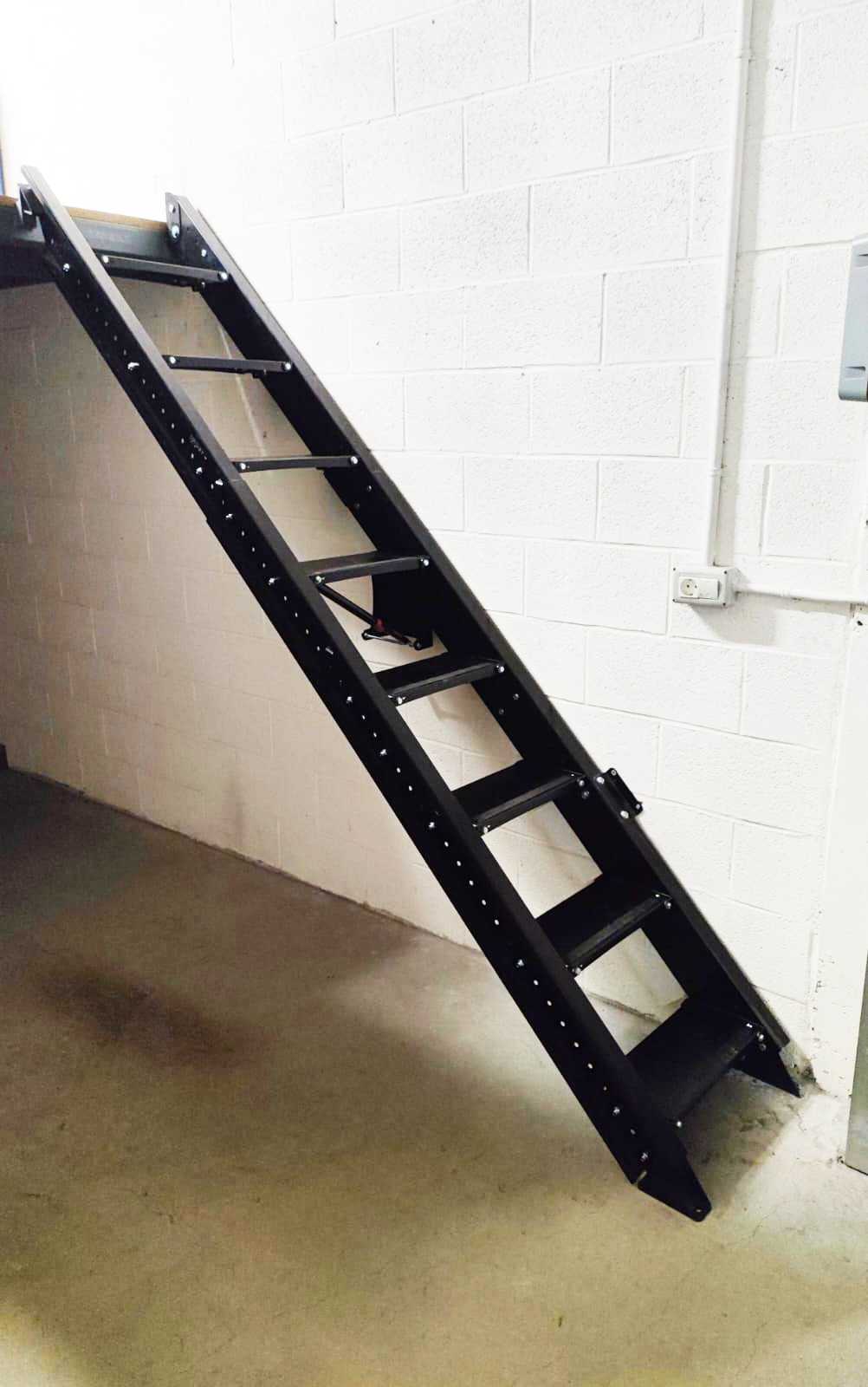 si tienes un espacio reducido en un garaje una escalera articulada puede ser una buena opcion. ábrela y ciérrala cuando lo necesites, sin necesidad de tenerla siempre abierta