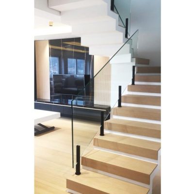 para colocar una barandilla de cristal en una escalera no necesitas perforar el vidrio. prueba el soporte de ibarkalde circular y se puede pintar en color negro