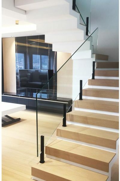 para colocar una barandilla de cristal en una escalera no necesitas perforar el vidrio. prueba el soporte de ibarkalde circular y se puede pintar en color negro