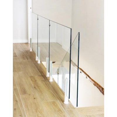 Si buscas un soporte pinza o sistema para colocación de barandilla de vidrio descubre el sistema de Ibarkalde. poste circular en acero al carbono adaptable a tramos rectos e inclinados y termolacado en color según carta ral. venta a demanda por unidades. facil montaje para los cristaleros de madrid,