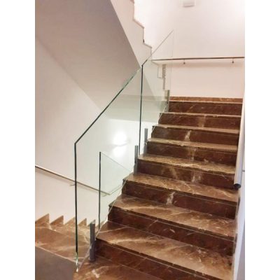 barandilla de cristal con soporte gris ral. de seccion circular y de acero. perfecto para tramos inclinados de escaleras