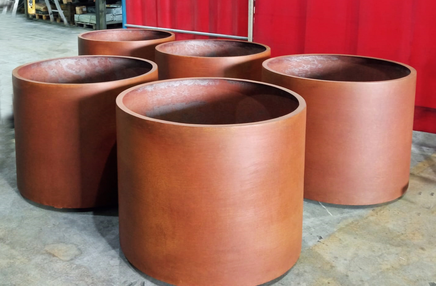 conjunto de 6 jardineras de acero corten de seccion circular con efecto de oxidacion