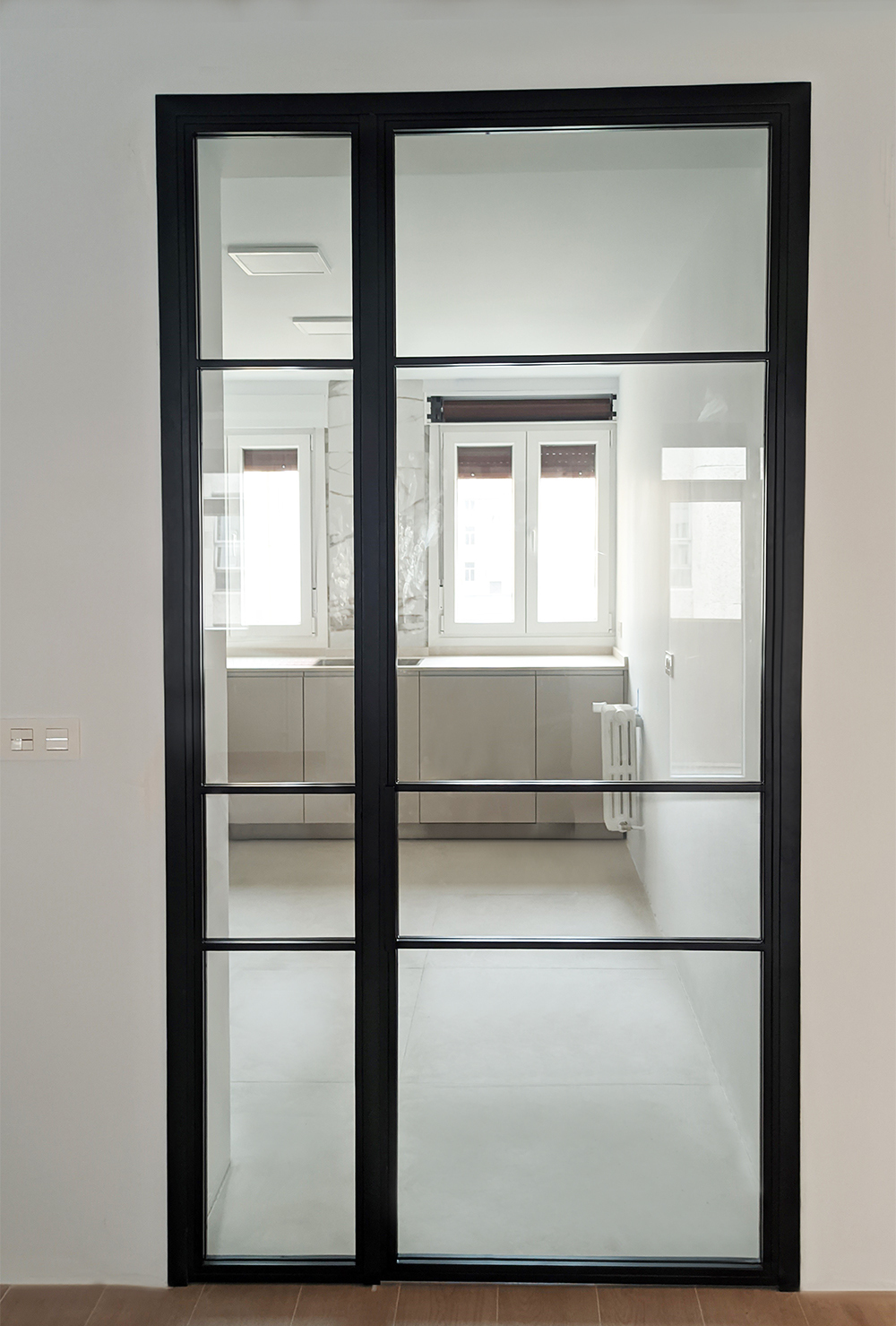 fabricacion y montaje de puerta abatible de acero y vidrio incoloro