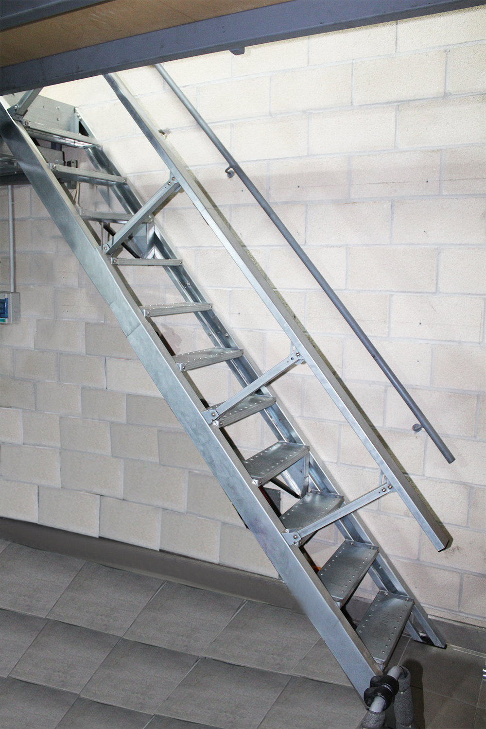 que precio tiene una escalera articulada con barandilla integrada