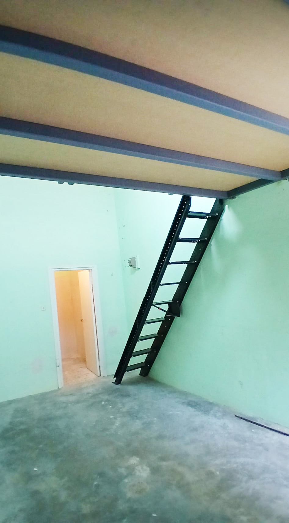 entreplantas y altillo en garajes con escalera articulada para aprovechamiento del espacio