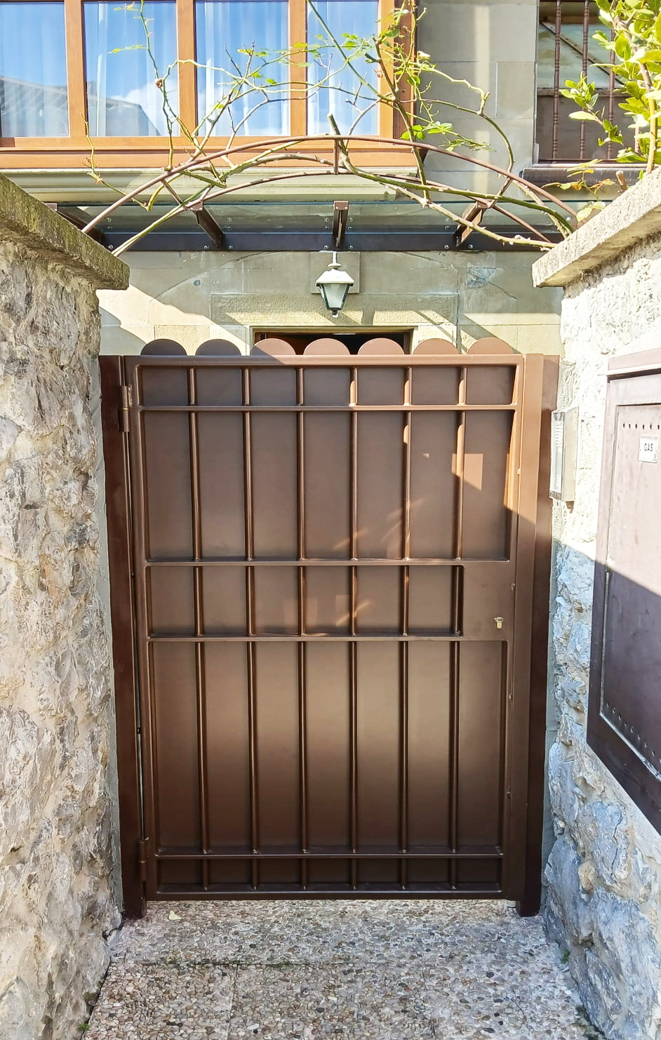 puertas metalicas exteriores con chapa de ocultacion color marron 8028 terrabraun