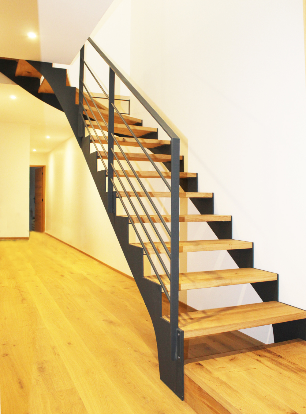 fabricacion y montaje de escalera con zancas laterales en diente de sierra, huellas de madera de roble rústico y termolacado en gris forja