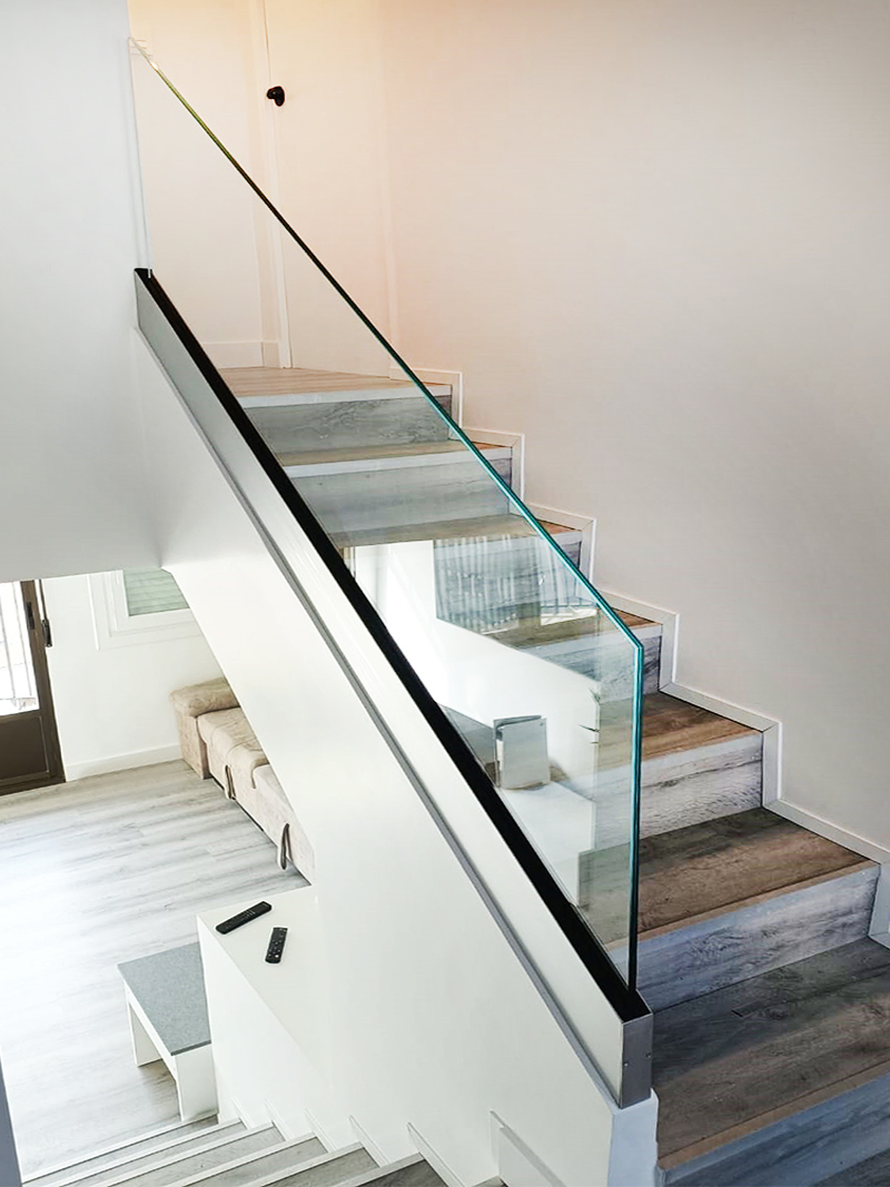 suministro y montaje de barandilla de vidrio de 6 + 6 para tramo en escalera