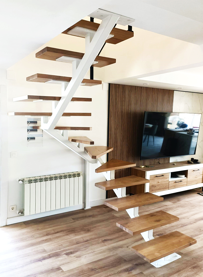 ibarkal fabrica esta escalera interior a medida para cliente de behobie