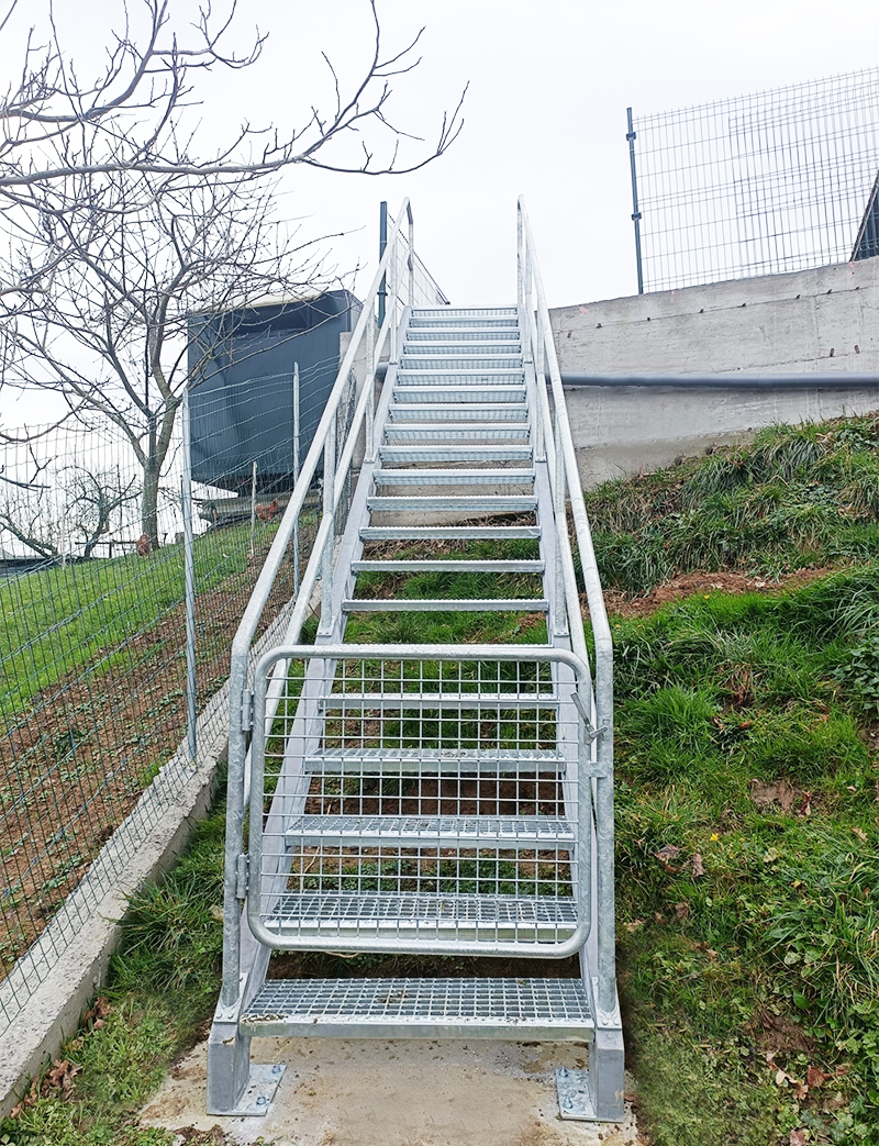 la escalera modelo zelai txiki es una estructura perfecta para resistir en exteriores. 100% galvzniada y metalica
