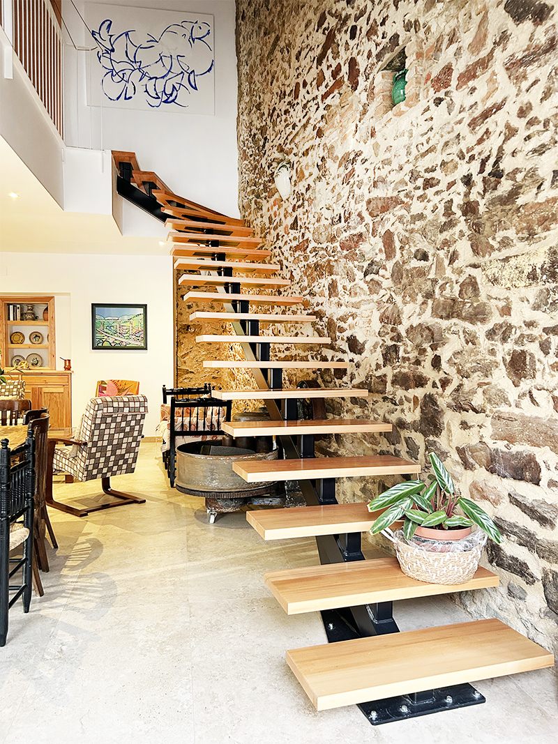 escaleras rectas con giro a 90 grados en parte superior de llegada