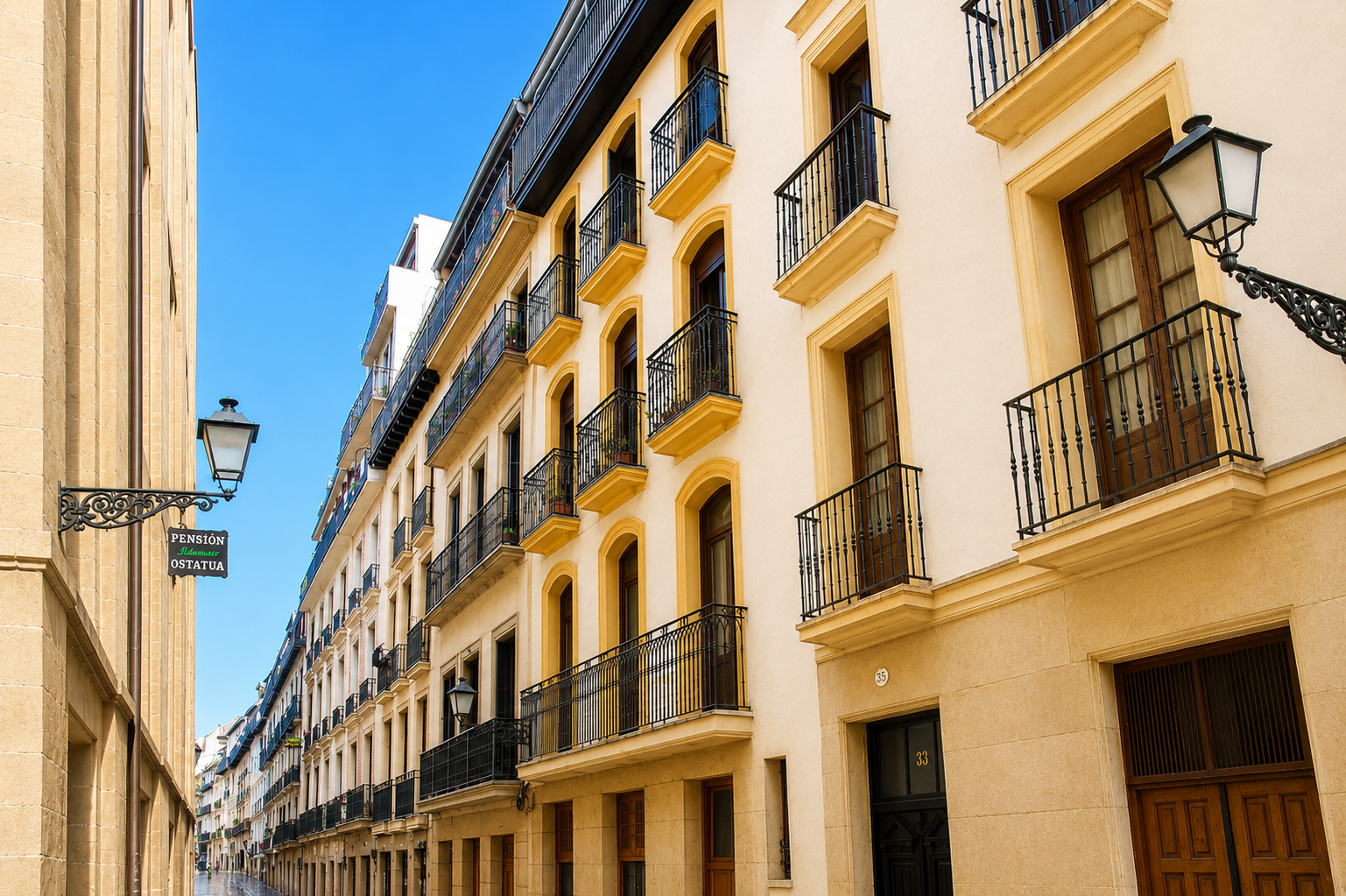 las viviendas de la parte vieja de donostia tienen bonitos balcones de forja con ornamentos. En Ibarkalde hemos colocado los balcones de toda una comunidad de vecinos