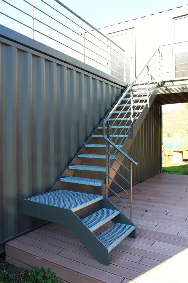 escalera exterior que combina diferentes materiales, como el acero, el tramex