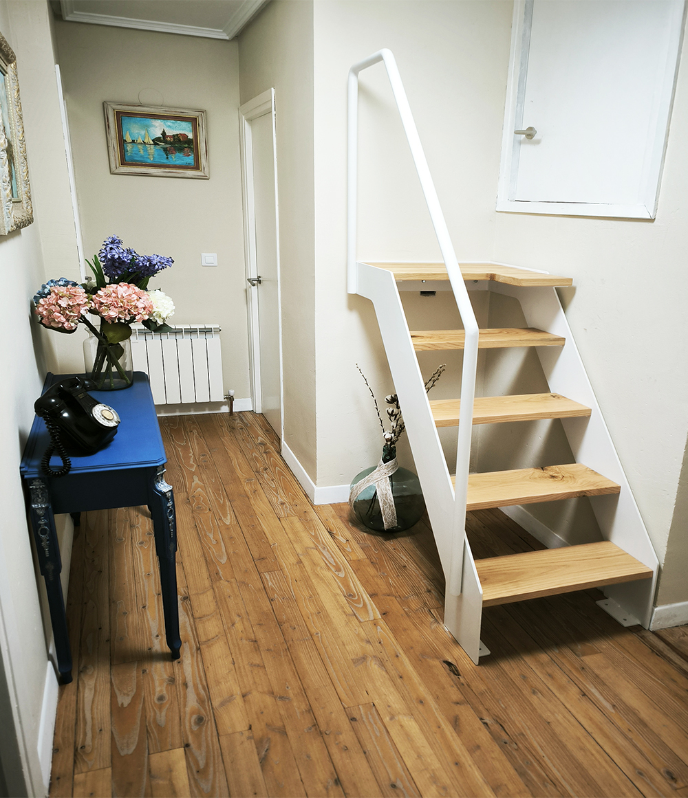 escaleras pequenas de pocos peldanos para acceder a puerta registros en la provincia de burgos