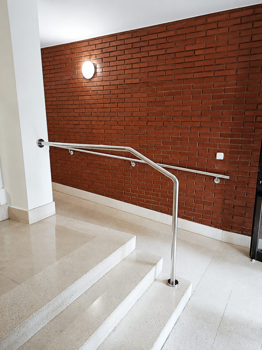fabricación y montaje de varios tramos de pasamanos y barandilla en interior de portal de donostia san sebastian