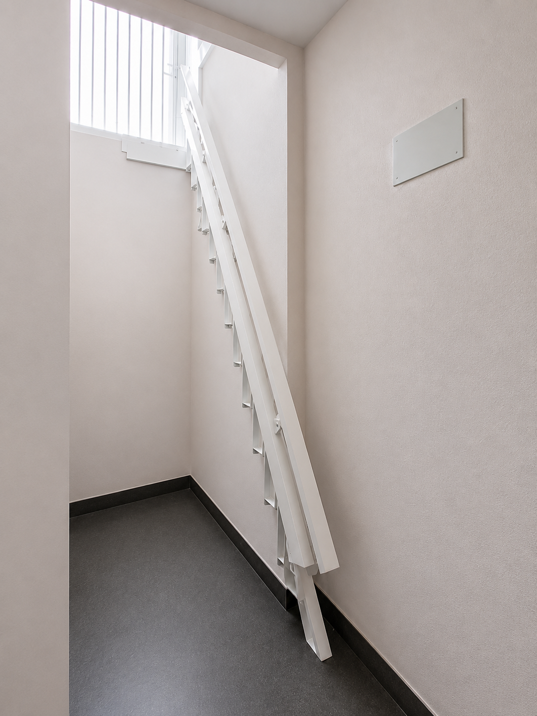 si tienes poco espacio para colocar una escalera descubre nuestras escaleras articuladas con barandilla integrada