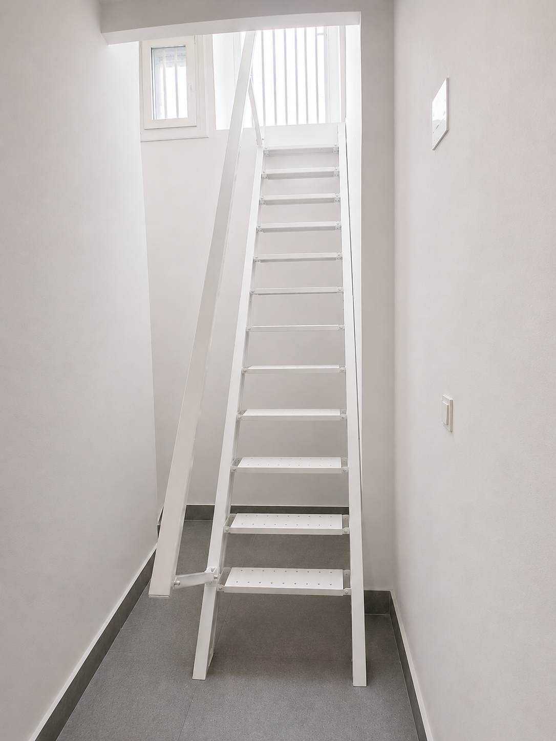 fabricantes y montadores de escaleras articuladas abatibles con barandilla integrada para espacios reducidos