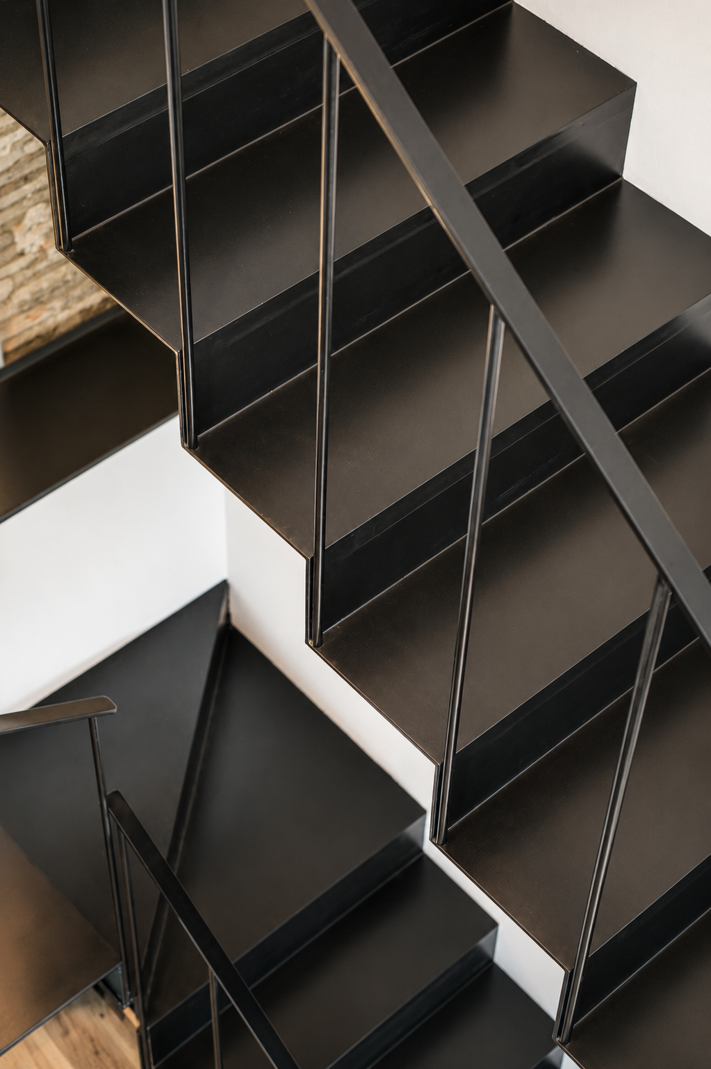 escaleras de chapa continua termolacadas en color negro ral 9005 mate en zuia araba