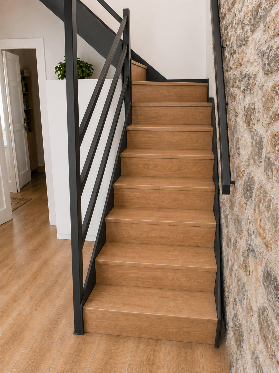 escaleras de chapa plegada forradas con huellas y contrahuellas de madera de roble rustico