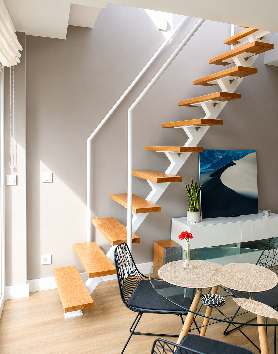 La escalera modelo Lorea del catálogo de Ibarkalde es perfecta para ganar altura en espacios reducidos.