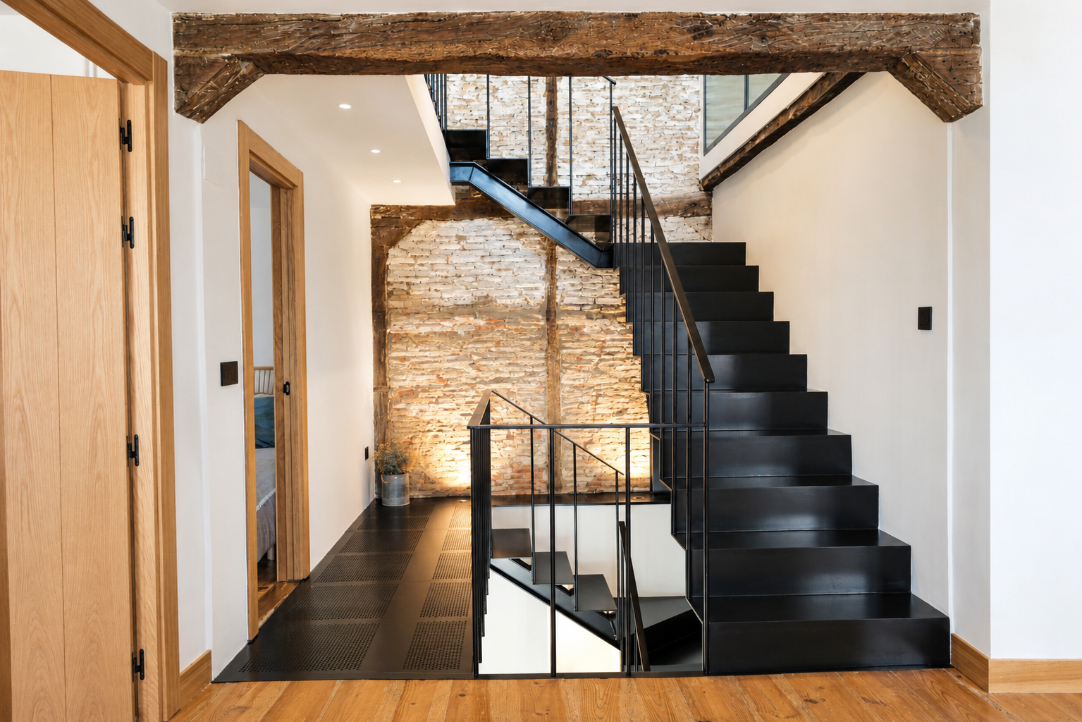 ibarkalde es fabricante de escaleras de chapa plegada color negro en acero al carbono