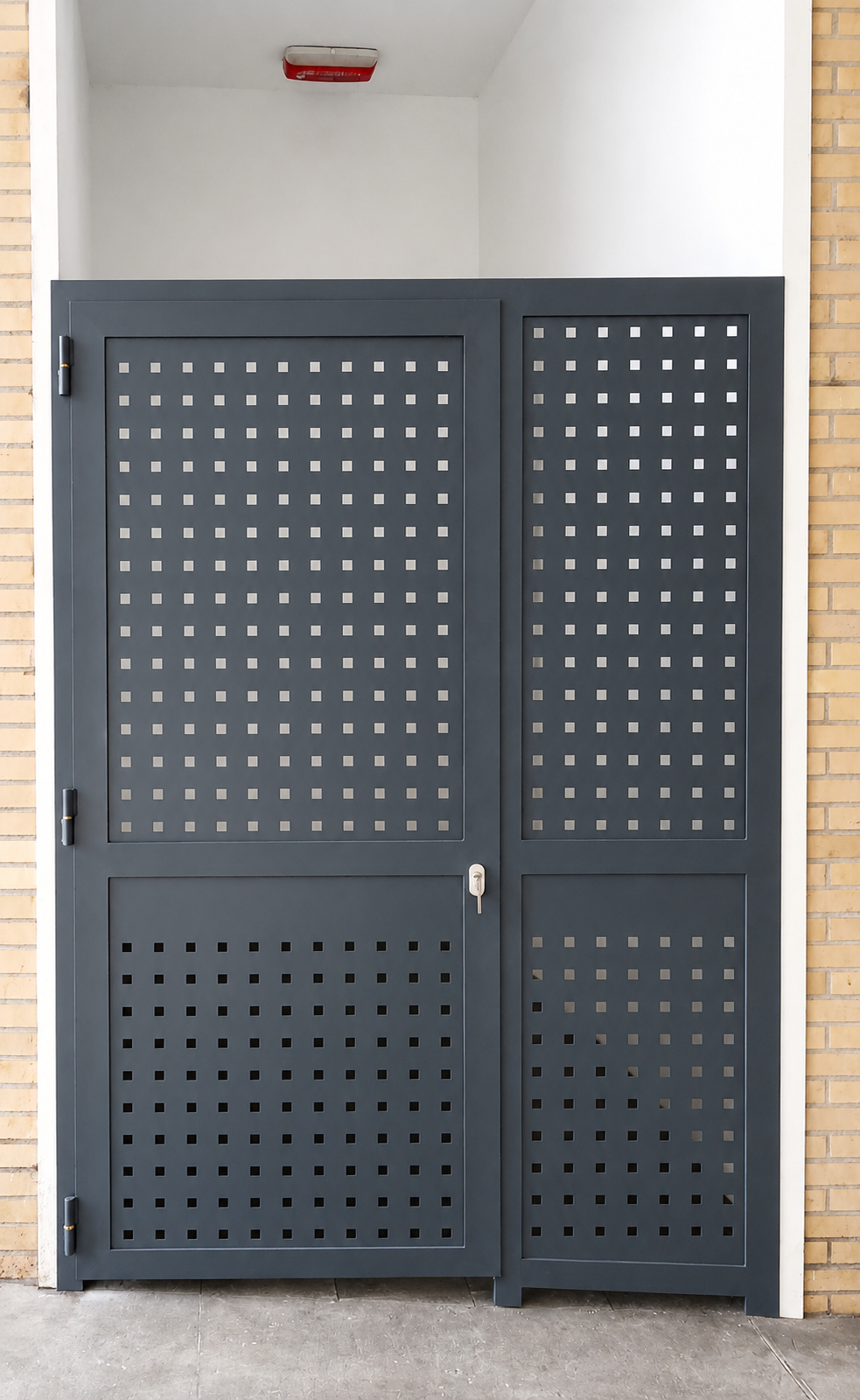 puerta de seguridad en chapa perforada cerradura antipanico