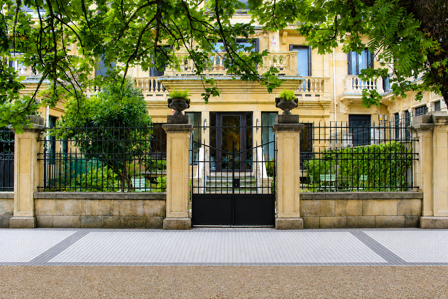 La herrería Ibarkalde con sede en Hernani fabrica e instala este bonito vallado de forja y puerta metalica exterior en uno de los paseos más bonitos de donostia ,el paseo Bizkaia
